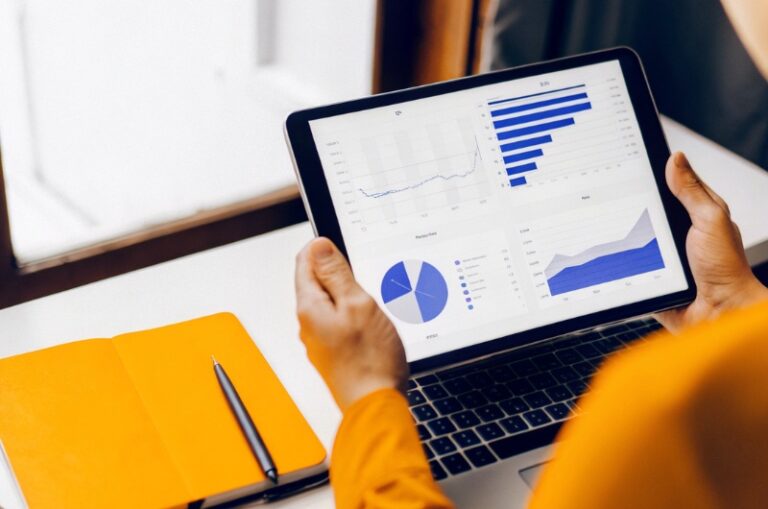 Κοντινό πλάνο χεριών που πληκτρολογούν εξατομικευμένες γραμμές θέματος ηλεκτρονικού ταχυδρομείου σε επιτραπέζιο υπολογιστή