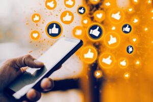 Εικονίδια που εκρήγνυνται γύρω από ένα smartphone, συμβολίζοντας την ταχεία κοινή χρήση περιεχομένου