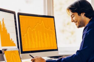 Marketer worried with declining reports and happy as he uses social media analytics