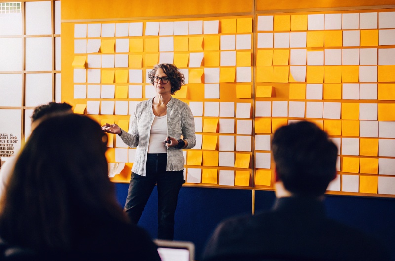 Αυτοπεποίθηση σε γυναίκα μεσαίας ηλικίας που κάνει παρουσίαση σε μικρή ομάδα, μετάβαση στην καριέρα της