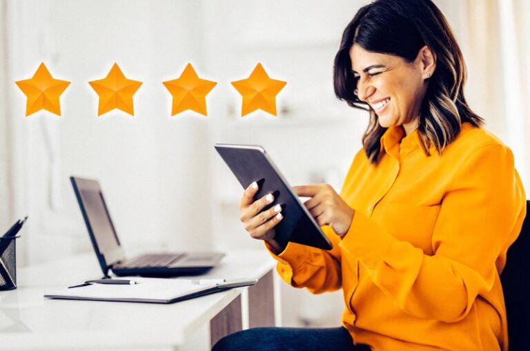 Επιχειρηματίας στην Ελλάδα εξετάζει καταχωρήσεις και στατιστικά στοιχεία σε ηλεκτρονικό χάρτη σε tablet