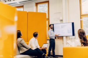 Ένας επιχειρηματικός ηγέτης παρακινεί την ομάδα του για την υιοθέτηση AI με έμφαση στον ανθρώπινο παράγοντα