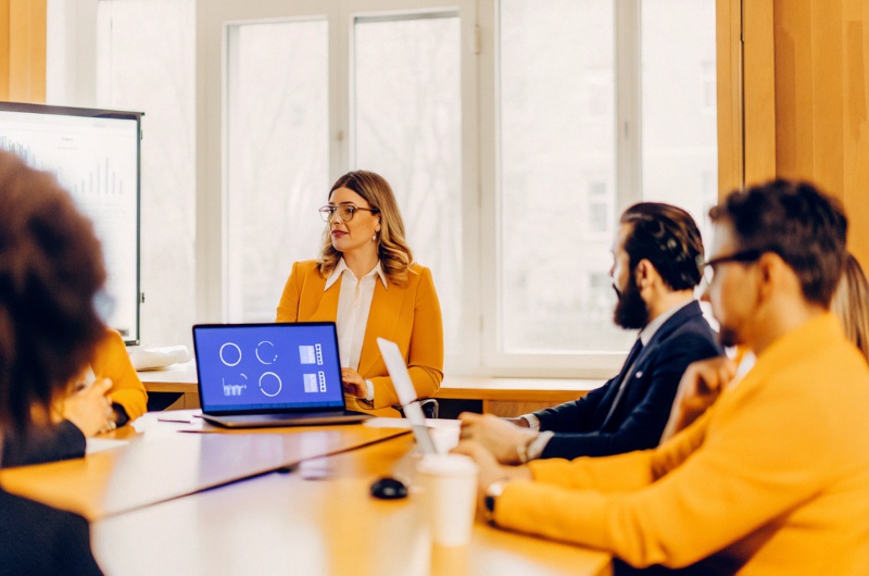 An entrepreneur shows a meeting an SEO report generated by AI on her laptop