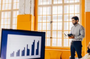 Επιχειρηματίας παρουσιάζει δεδομένα ανάλυσης με σύγχρονο εργαλείο βελτιστοποίησης μηχανών απαντήσεων