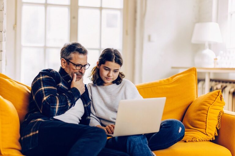 Πατέρας και κόρη μελετούν μαζί τις πιο συχνές αναζητήσεις της Google στην Ελλάδα