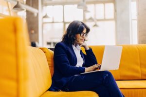 Επιχειρηματίας χρησιμοποιεί το λάπτοπ της για να βρει απαντήσεις στις πιο συχνές ερωτήσεις στη Google