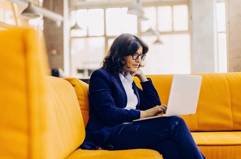 Επιχειρηματίας χρησιμοποιεί το λάπτοπ της για να βρει απαντήσεις στις πιο συχνές ερωτήσεις στη Google