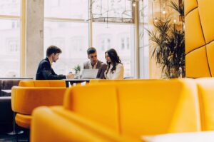 Μια ομάδα νέων επιχειρηματιών συζητάει για ιδέες design σε σύγχρονο περιβάλλον καφετέριας