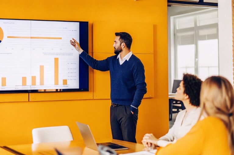 Презентация на предприемача TWO DOTS за резултатите от AI SEO с помощта на изкуствен интелект