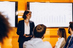 Η ομάδα της TWO DOTS παρακολουθεί παρουσίαση δεδομένων SEO και brand marketing για τη στρατηγική ενίσχυση της επωνυμίας