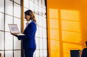 Предприемачът TWO DOTS анализира инструментите за SEO оптимизация, като подчертава значението на правилната стратегия за SEO оптимизация за онлайн магазини