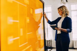 TWO DOTS Unternehmer analysiert Nutzerdaten für Search Experience Optimization und Search Experience Optimization in einem modernen Büro