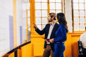 Група предприемачи с ентусиазъм обсъждат ChatGPT на съвременния пазар, като се фокусират върху търсенията в Google и предимствата на изкуствения интелект, в статия на TWO DOTS