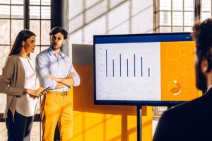 Бизнес екипът анализира маркетинговите стратегии с помощта на инструментите TWO DOTS за разработване на онлайн магазини