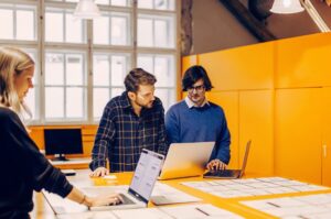 Designer diskutieren über Pixel Perfect Design in einer modernen TWO DOTS Umgebung und suchen nach dem optimalen Webdesign auf Basis von Pixel Perfect