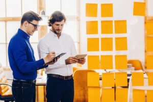 Zwei Vermarkter diskutieren und organisieren die Struktur von Inhalten durch die Anwendung von Content Chunking für eine bessere Strukturierung von Inhalten im TWO DOTS Blog