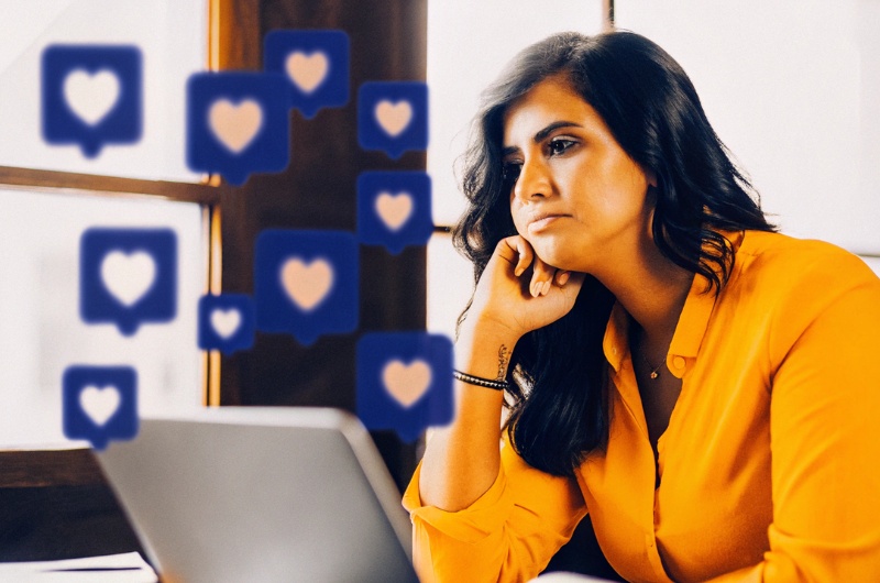 Γυναίκα επιχειρηματίας του TWO DOTS αξιολογεί με κριτικό βλέμμα προτάσεις AI στα social media, αναδεικνύοντας την εμπιστοσύνη στην τεχνητή νοημοσύνη