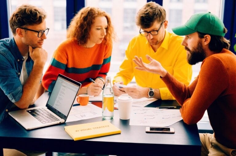 Μια επιχείρηση TWO DOTS εφαρμόζει στην πράξη AI εικόνες για επιχειρήσεις, με επαγγελματική ομάδα να αναλύει καινοτόμες στρατηγικές οπτικού περιεχομένου στο marketing.