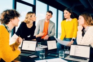 Επαγγελματίες συζητούν για εναλλακτικές μηχανές αναζήτησης στο γραφείο, με τη TWO DOTS να προσφέρει στους ειδικούς επιχειρήσεων και καταστημάτων πρακτικές λύσεις αναζήτησης στο διαδίκτυο