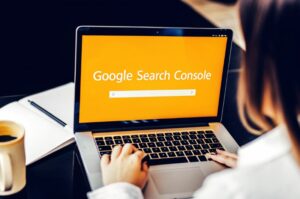 Νεαρή επιχειρηματίας TWO DOTS δείχνει τη διαδικασία υποβολής sitemap στο Google για βελτιστοποίηση SEO ηλεκτρονικού καταστήματος