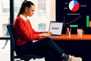 Επαγγελματίας μάρκετινγκ χρησιμοποιεί το ChatGPT της TWO DOTS για την παραγωγή ψηφιακού περιεχομένου και SEO βελτιστοποίηση