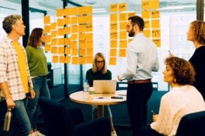 Ομάδα marketers της TWO DOTS συζητά ιδέες για δημιουργικότητα περιεχομένου σε σύγχρονο εργασιακό χώρο