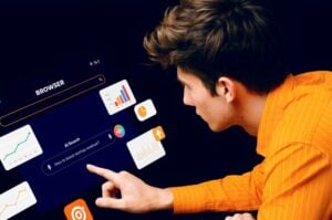 Επιχειρηματίας χρησιμοποιεί εξελιγμένο browser με AI search για την εταιρεία TWO DOTS, απολαμβάνοντας νέες ψηφιακές εμπειρίες