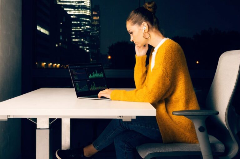 Επαγγελματίας επιχειρηματίας TWO DOTS εργάζεται σε ανάλυση στρατηγικής On Page SEO, δίνοντας έμφαση στη βελτιστοποίηση ιστοσελίδας για ηλεκτρονικά καταστήματα.