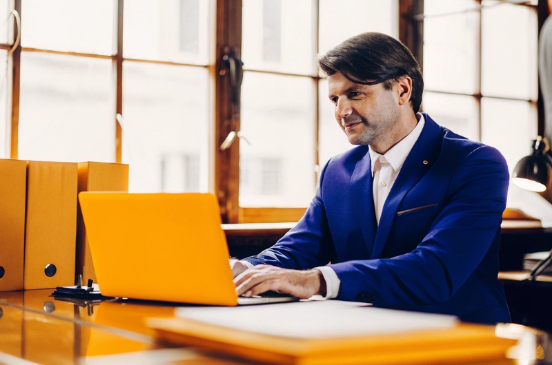 Δικηγόρος στο γραφείο του με ψηφιακή αναφορά SEO για δικηγορικά γραφεία, εργάζεται σε άρθρο TWO DOTS για SEO για δικηγορικά γραφεία