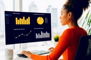 Γυναίκα επιχειρηματίας μελετά data dashboards για τη βελτιστοποίηση απόδοσης στο marketing με τη χρήση των εργαλείων TWO DOTS