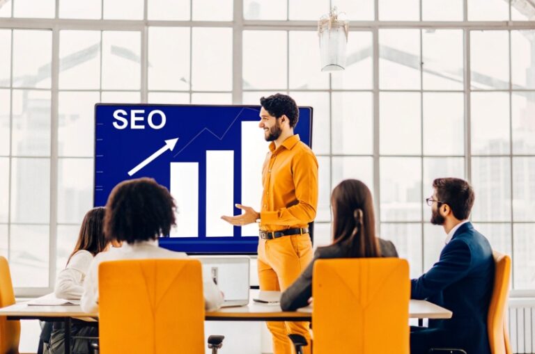 Επιχειρηματίας παρουσιάζει στατιστικά για την απόδοση SEO σε σύγχρονο γραφείο, με το brand TWO DOTS να δίνει έμφαση στη στρατηγική SEO και την αναπτυξιακή προοπτική
