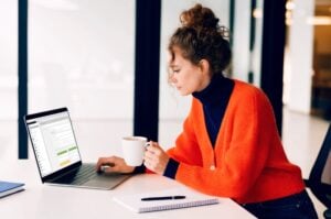 Νεαρή επαγγελματίας ασχολείται με την έρευνα keywords στο SEO της TWO DOTS σε σύγχρονο περιβάλλον γραφείου