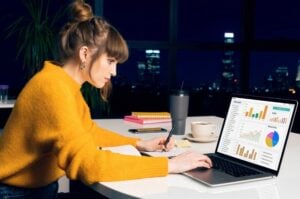 Επαγγελματίας μελετά SEO εργαλεία στον υπολογιστή του, αξιοποιώντας τις λύσεις TWO DOTS για κορυφαία εργαλεία βελτιστοποίησης περιεχομένου