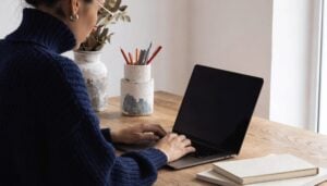 AI typography tools σε φωτορεαλιστικό studio σχεδιασμού για e-shop της TWO DOTS