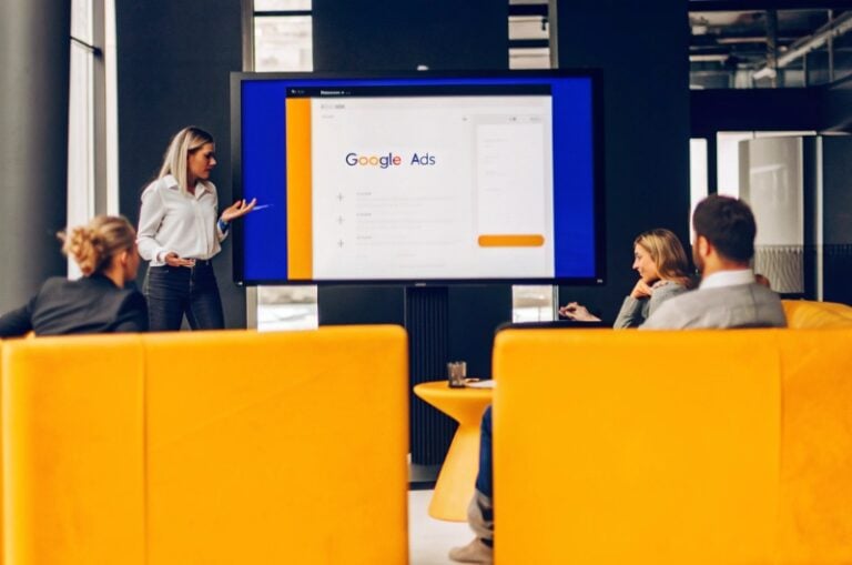 Ομάδα επαγγελματιών της TWO DOTS αναλύει SERPs με νέες διαφημίσεις και AI Overviews, βελτιώνοντας την στρατηγική για την οργανική επισκεψιμότητα και το SEO
