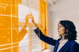 Μια επαγγελματίας marketing της TWO DOTS αναλύει δεδομένα για τη βελτιστοποίηση μηχανών απαντήσεων, χρησιμοποιώντας την Τεχνητή Νοημοσύνη για τη χάραξη στρατηγικής