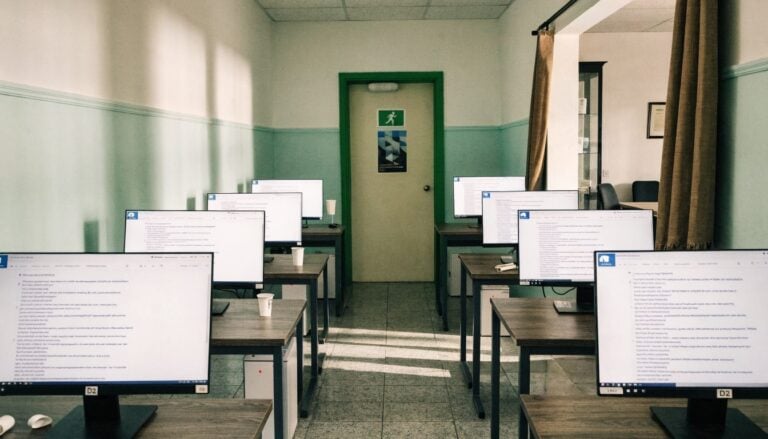 Σχετική επαγγελματική εικόνα για AI Search και ψηφιακή στρατηγική της TWO DOTS