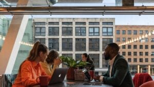 Σχετική επαγγελματική εικόνα για HR software και ψηφιακή στρατηγική της TWO DOTS