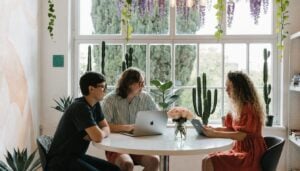 Σχετική επαγγελματική εικόνα για lead generation και ψηφιακή στρατηγική της TWO DOTS