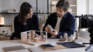 Δημιουργική ομάδα σχεδιάζει AI design στο e-commerce με 3D πρωτότυπα προϊόντων