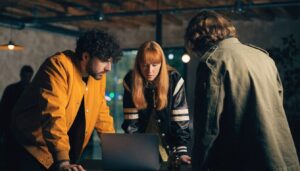 Επαγγελματική εικόνα για AI agents, context data και ανθρώπινη εποπτεία από την TWO DOTS