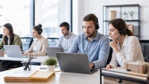 Ομάδα customer support που διαχειρίζεται αιτήματα help desk για e-commerce