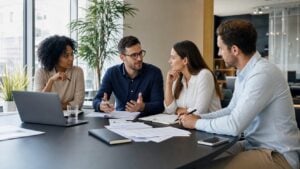 Ομάδα πωλήσεων σχεδιάζει AI workflow για e-commerce leads και follow-up.
